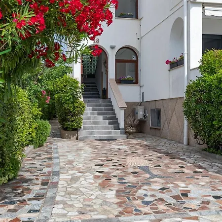 Living With Common Pool Apartment Punat