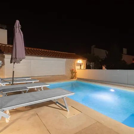 Living With Common Pool Apartment Punat