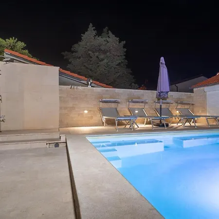 Living With Common Pool